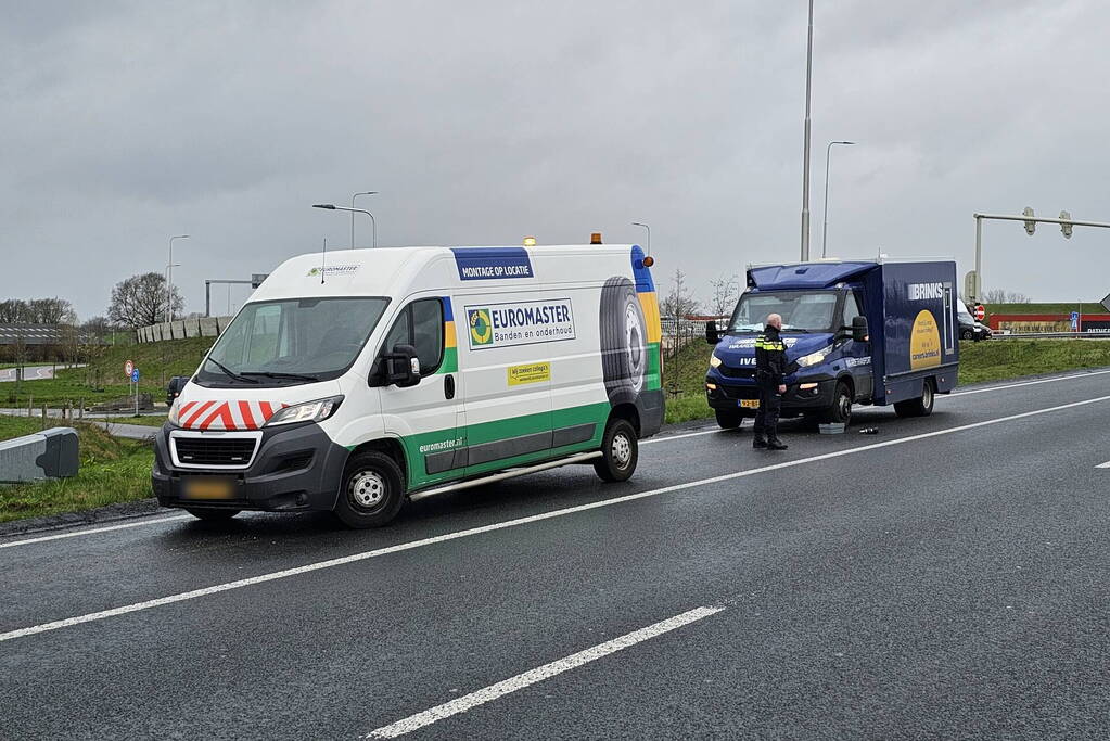Politie bewaakt geldwagen met lekke band