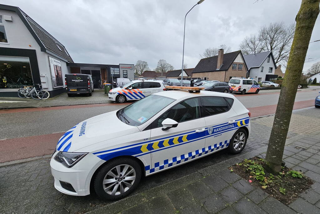 Vuurwapen aangetroffen bij controle autobedrijf