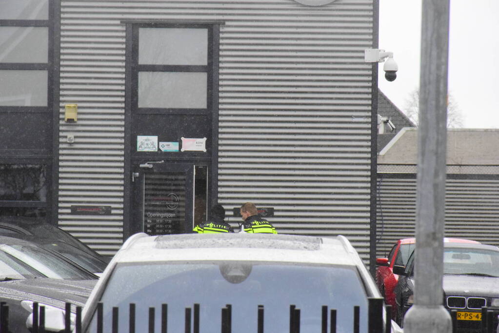 Vuurwapen aangetroffen bij controle autobedrijf