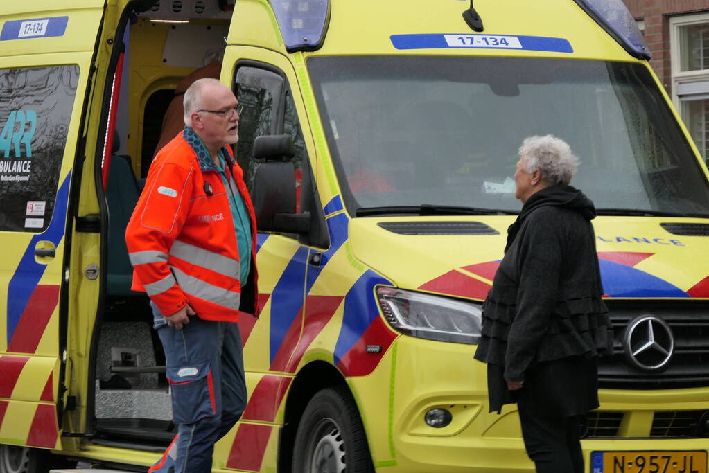 Persoon aangereden door auto, slachtoffer gewond