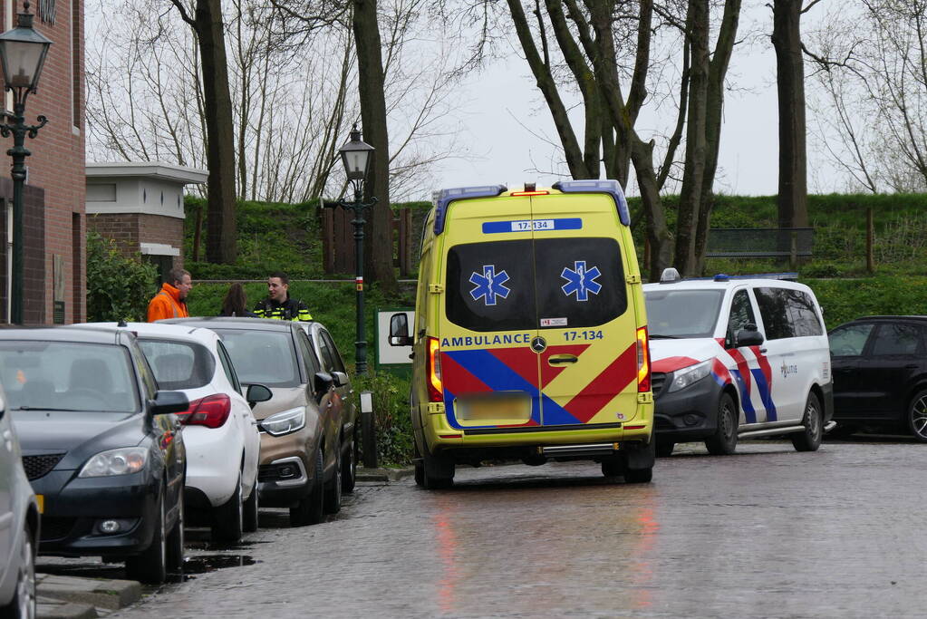 Persoon aangereden door auto, slachtoffer gewond