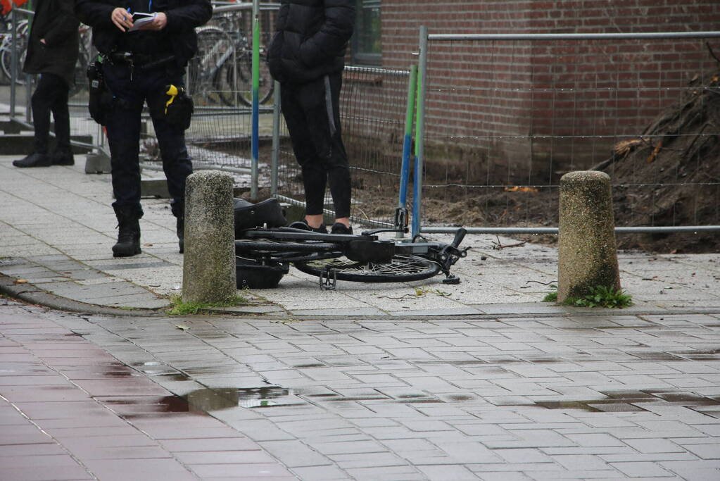 Fietsster geschept door automobilist