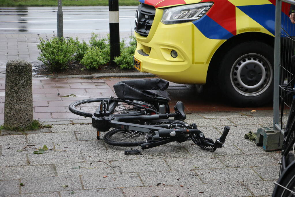 Fietsster geschept door automobilist