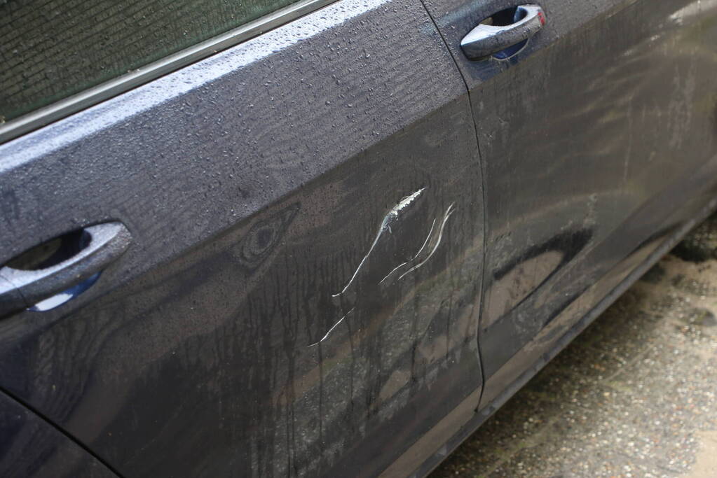 Fietsster geschept door automobilist