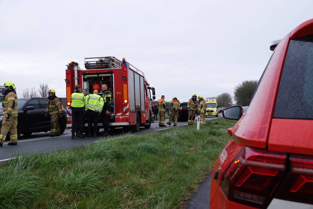 Auto belandt op zijn kop bij botsing