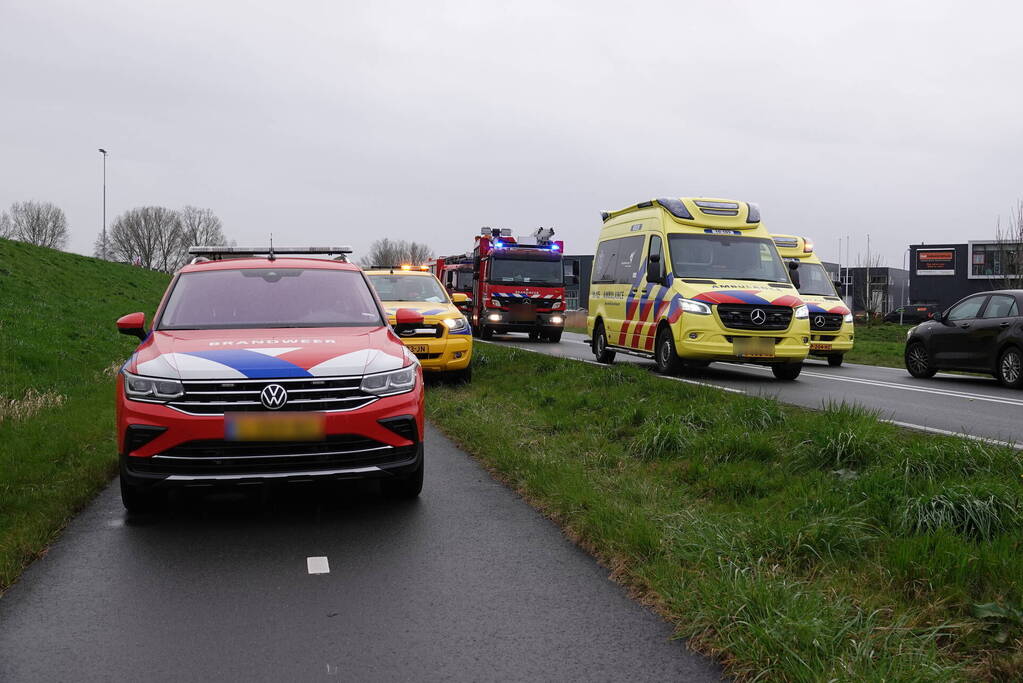 Auto belandt op zijn kop bij botsing