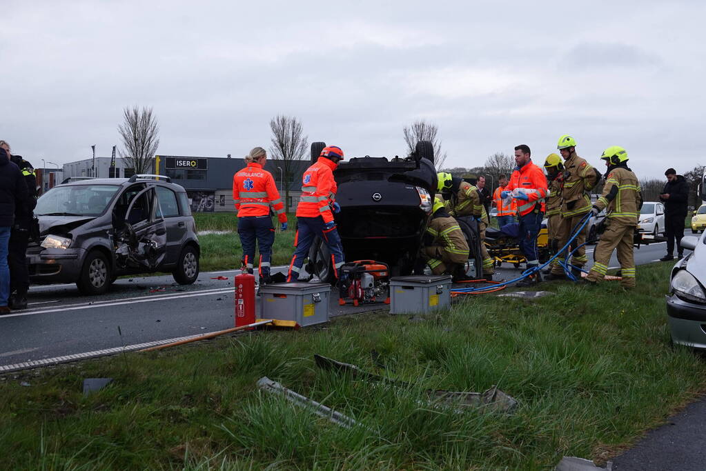 Auto belandt op zijn kop bij botsing