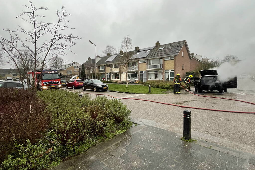 Voertuigbrand in woonwijk
