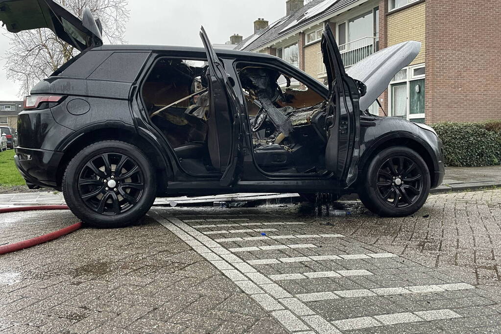 Voertuigbrand in woonwijk