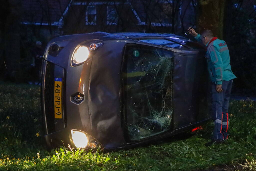 Auto belandt op zijkant na eenzijdig ongeval