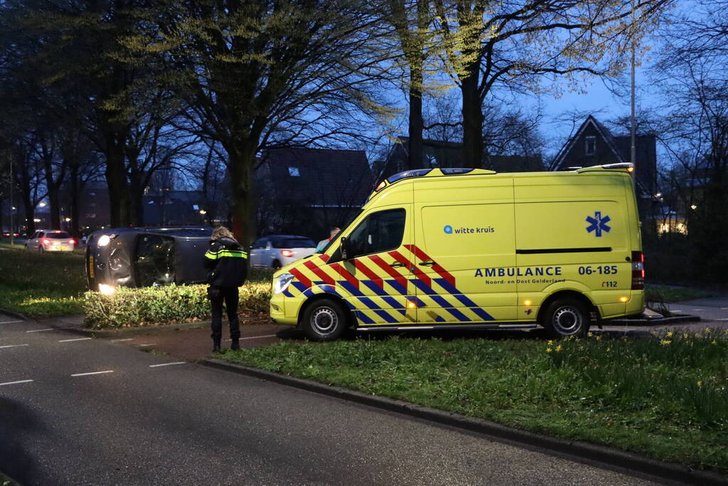 Auto belandt op zijkant na eenzijdig ongeval