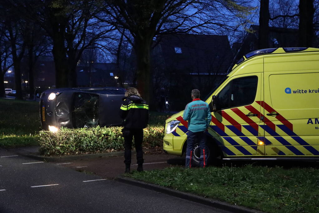 Auto belandt op zijkant na eenzijdig ongeval