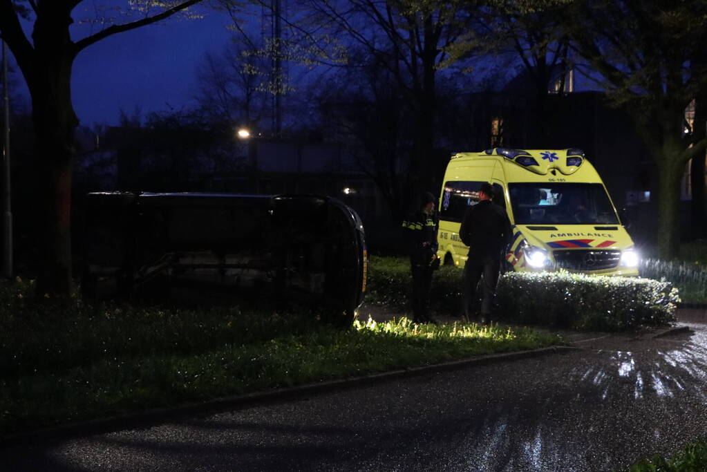 Auto belandt op zijkant na eenzijdig ongeval