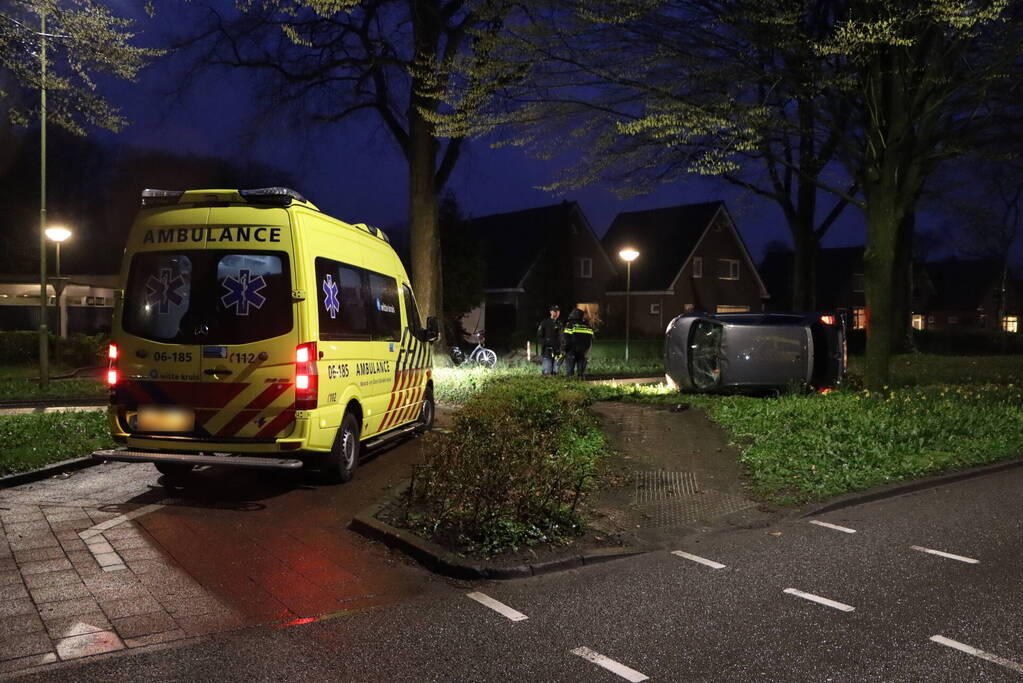 Auto belandt op zijkant na eenzijdig ongeval