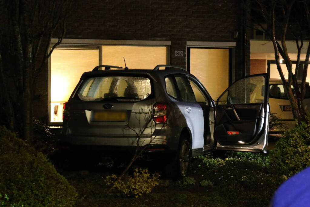 Personenauto eindigt in voorttuin