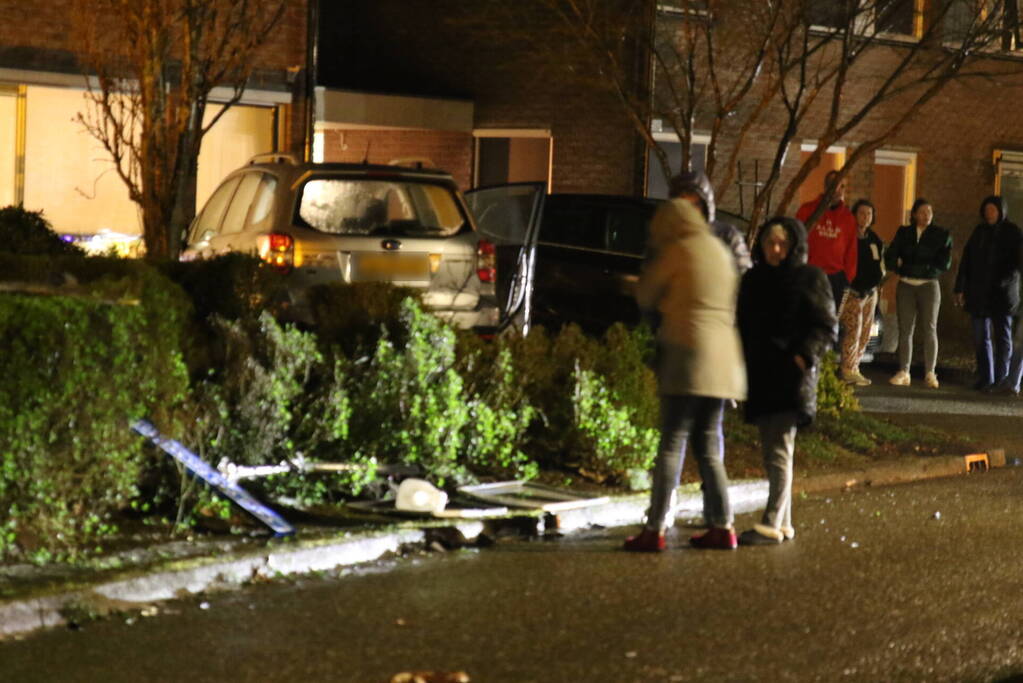 Personenauto eindigt in voorttuin