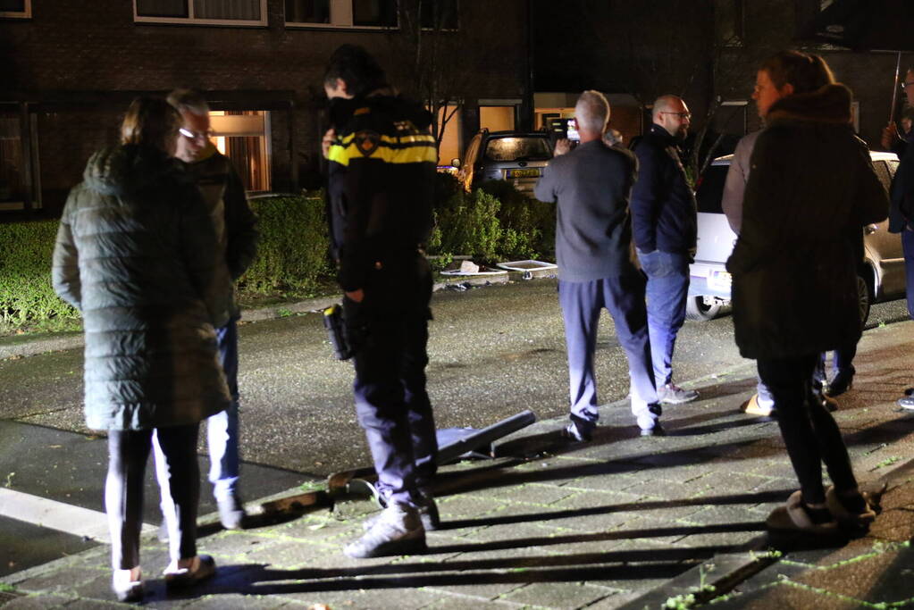 Personenauto eindigt in voorttuin