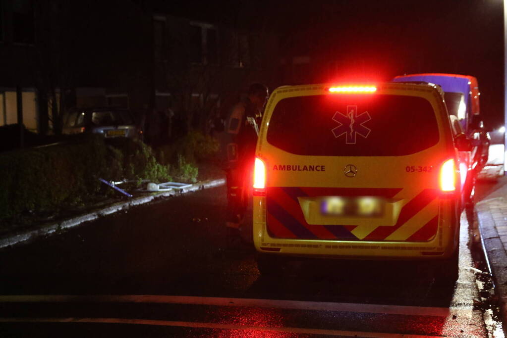 Personenauto eindigt in voorttuin