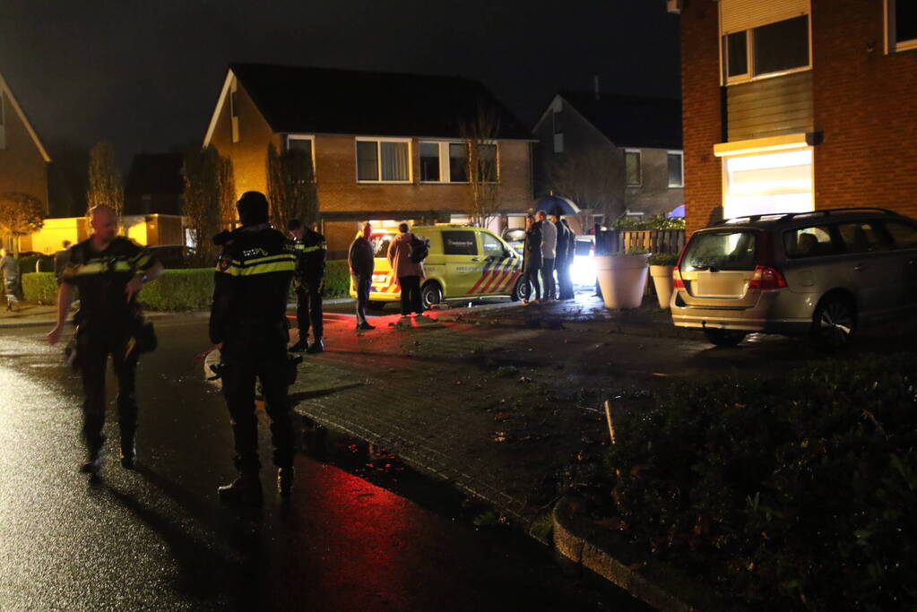 Personenauto eindigt in voorttuin