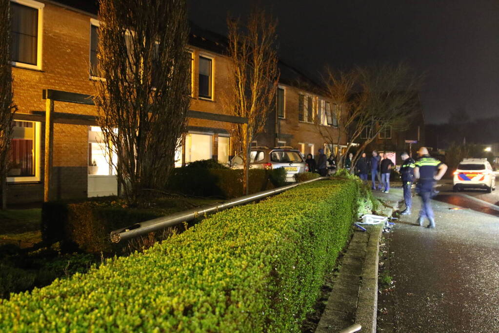 Personenauto eindigt in voorttuin