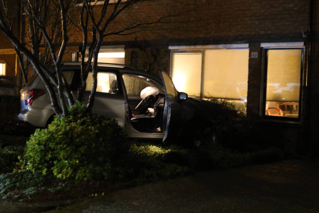 Personenauto eindigt in voorttuin