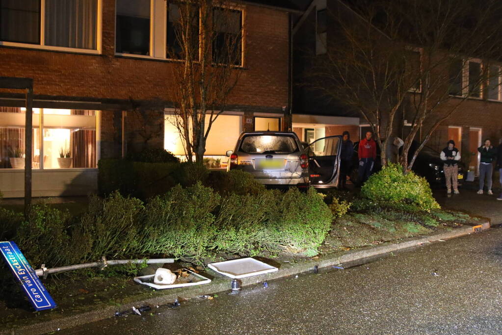 Personenauto eindigt in voorttuin