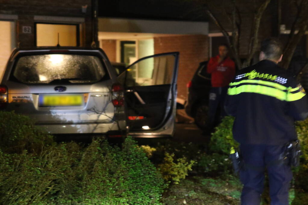 Personenauto eindigt in voorttuin