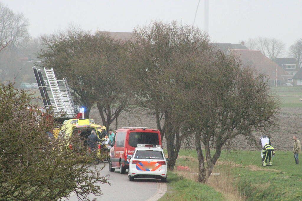 Bestuurder gewond nadat auto in sloot belandt