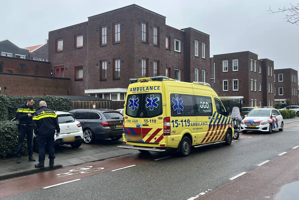 Automobilist en scooterrijder in botsing