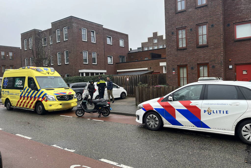 Automobilist en scooterrijder in botsing