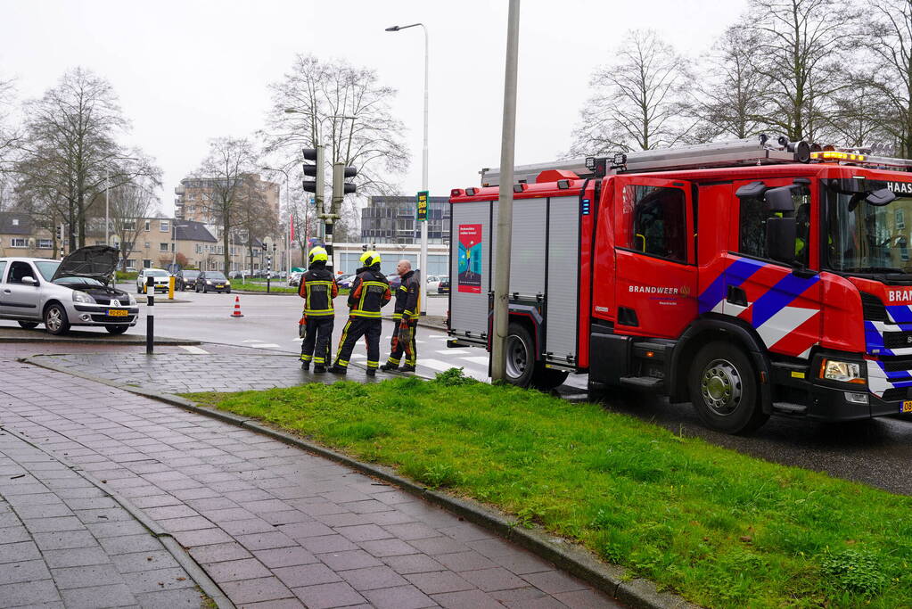 Brandweer controleert auto op brand