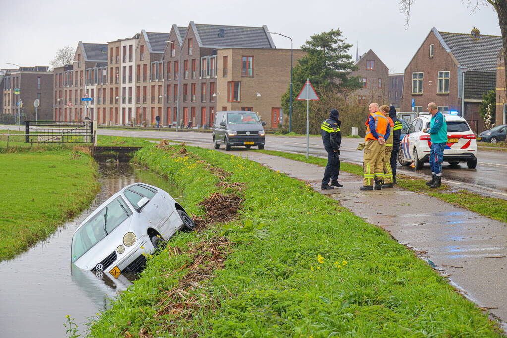 Automobilist eindigt met auto te water