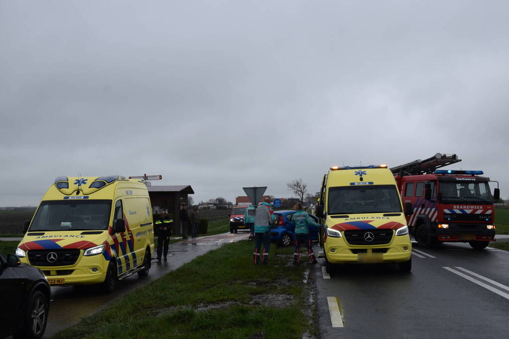 Gewonden bij flinke botsing op kruising