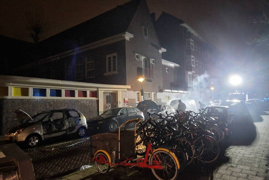 Drie voertuigen door brand verwoest