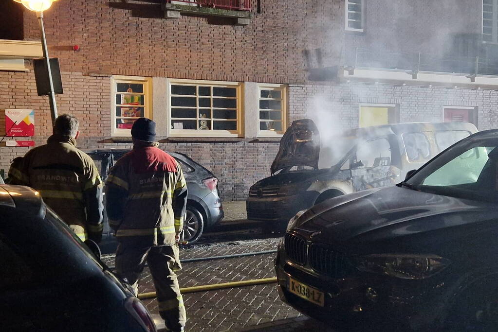 Drie voertuigen door brand verwoest