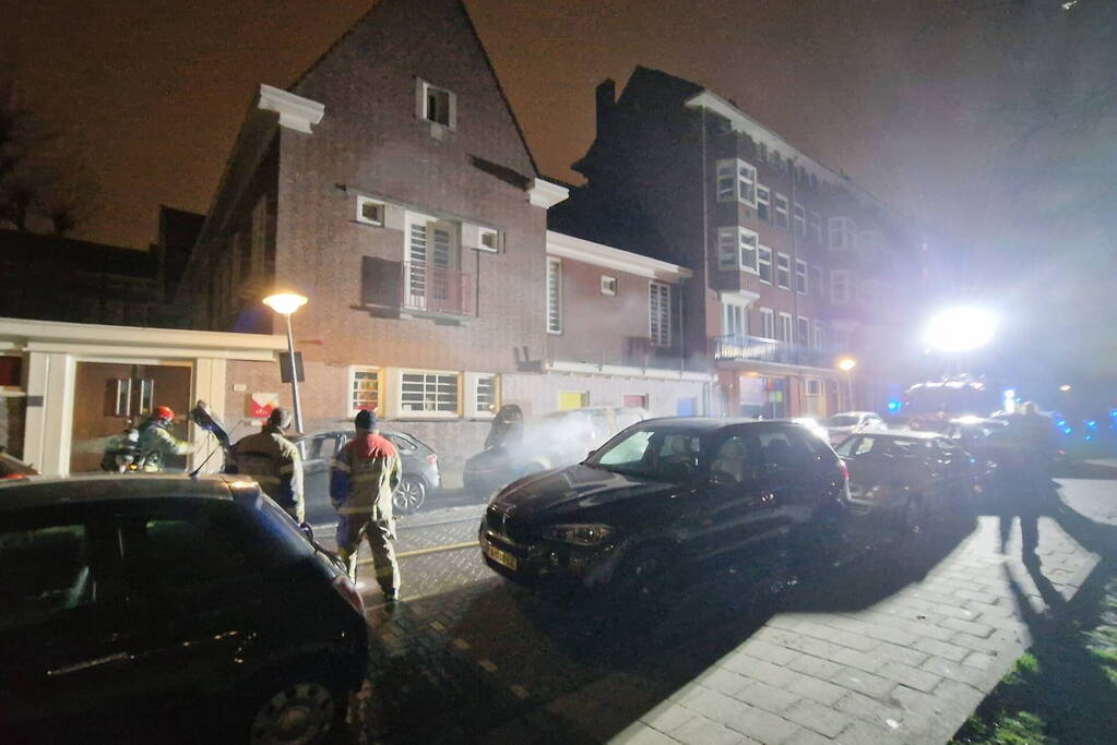 Drie voertuigen door brand verwoest