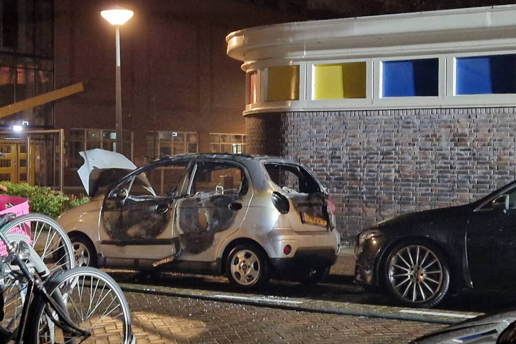 Drie voertuigen door brand verwoest