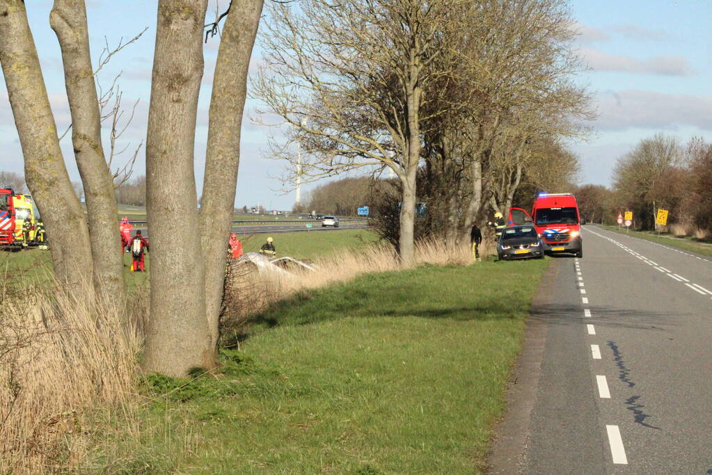 Automobilist raakt van de weg belandt in sloot