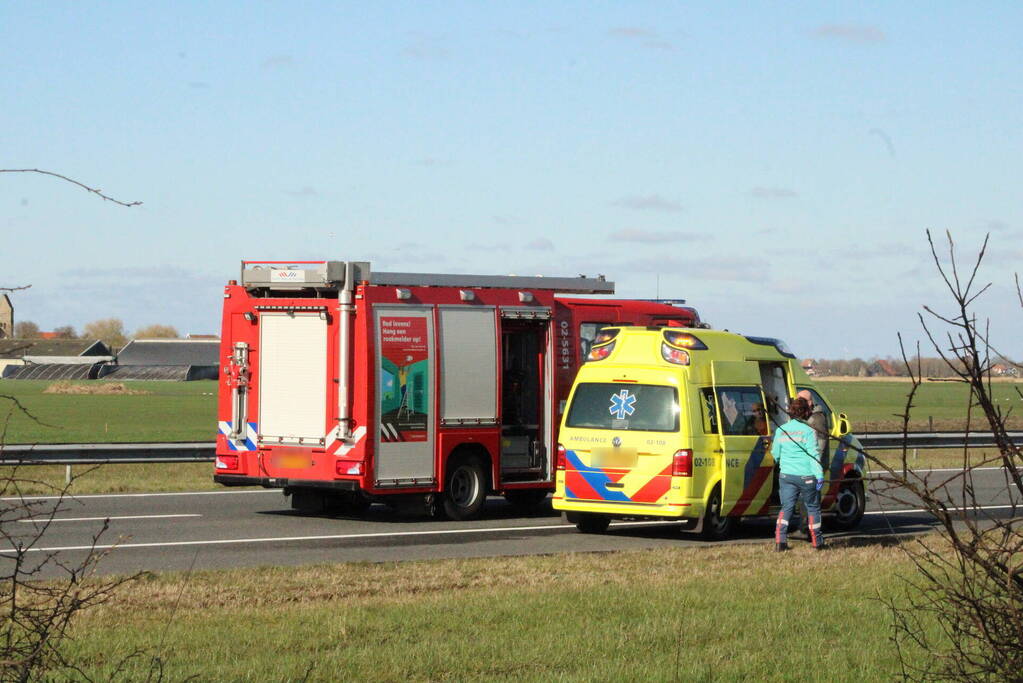 Automobilist raakt van de weg belandt in sloot