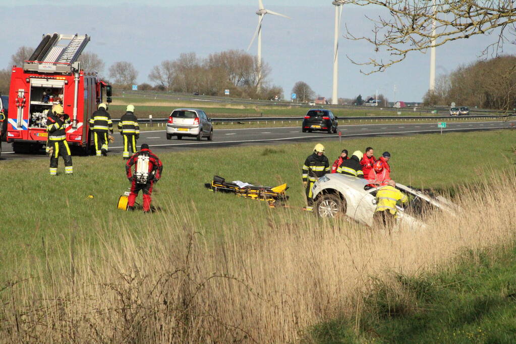 Automobilist raakt van de weg belandt in sloot