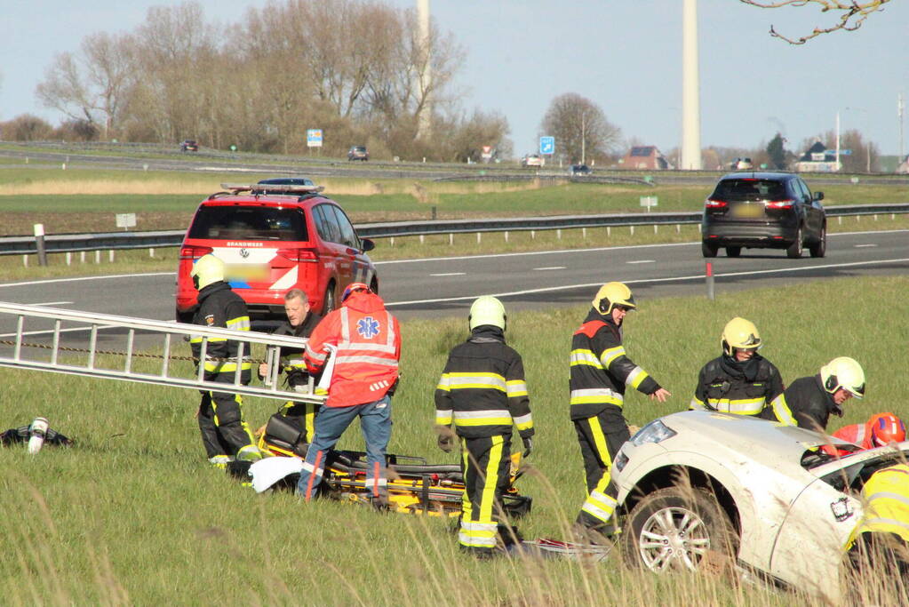 Automobilist raakt van de weg belandt in sloot