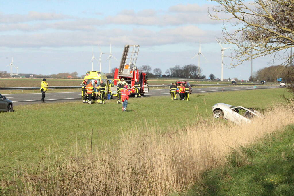 Automobilist raakt van de weg belandt in sloot