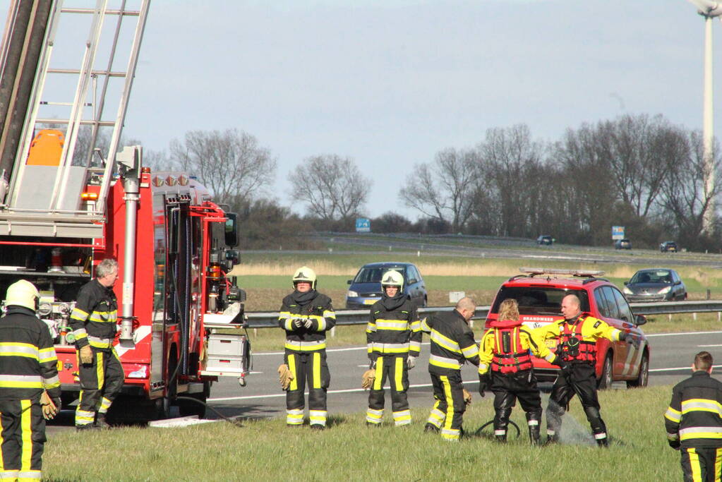 Automobilist raakt van de weg belandt in sloot