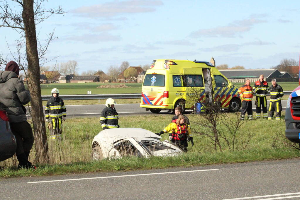 Automobilist raakt van de weg belandt in sloot