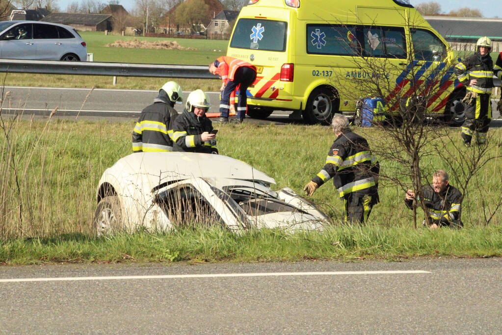 Automobilist raakt van de weg belandt in sloot