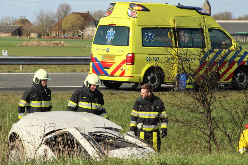 Automobilist raakt van de weg belandt in sloot