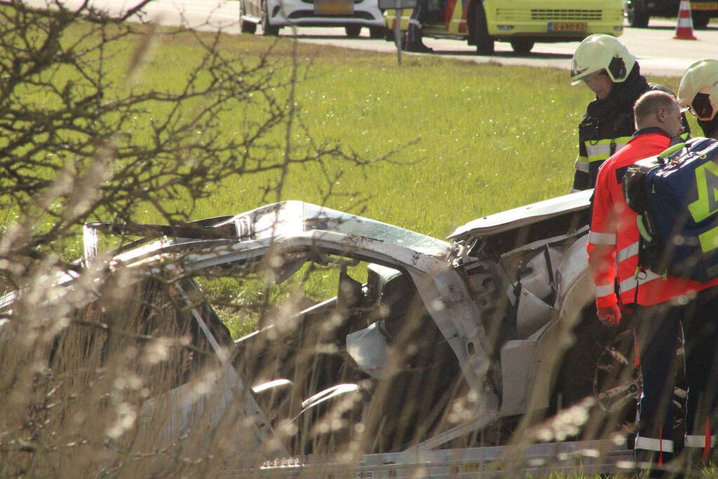 Automobilist raakt van de weg belandt in sloot