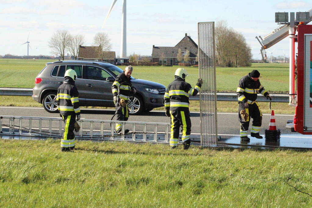 Automobilist raakt van de weg belandt in sloot