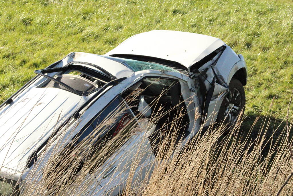 Automobilist raakt van de weg belandt in sloot