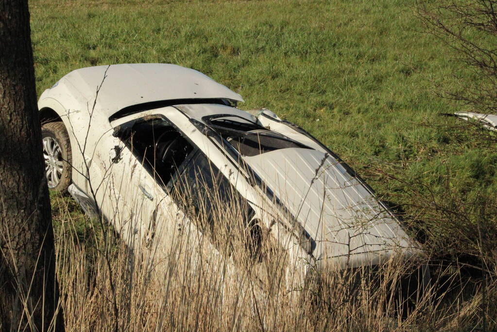 Automobilist raakt van de weg belandt in sloot